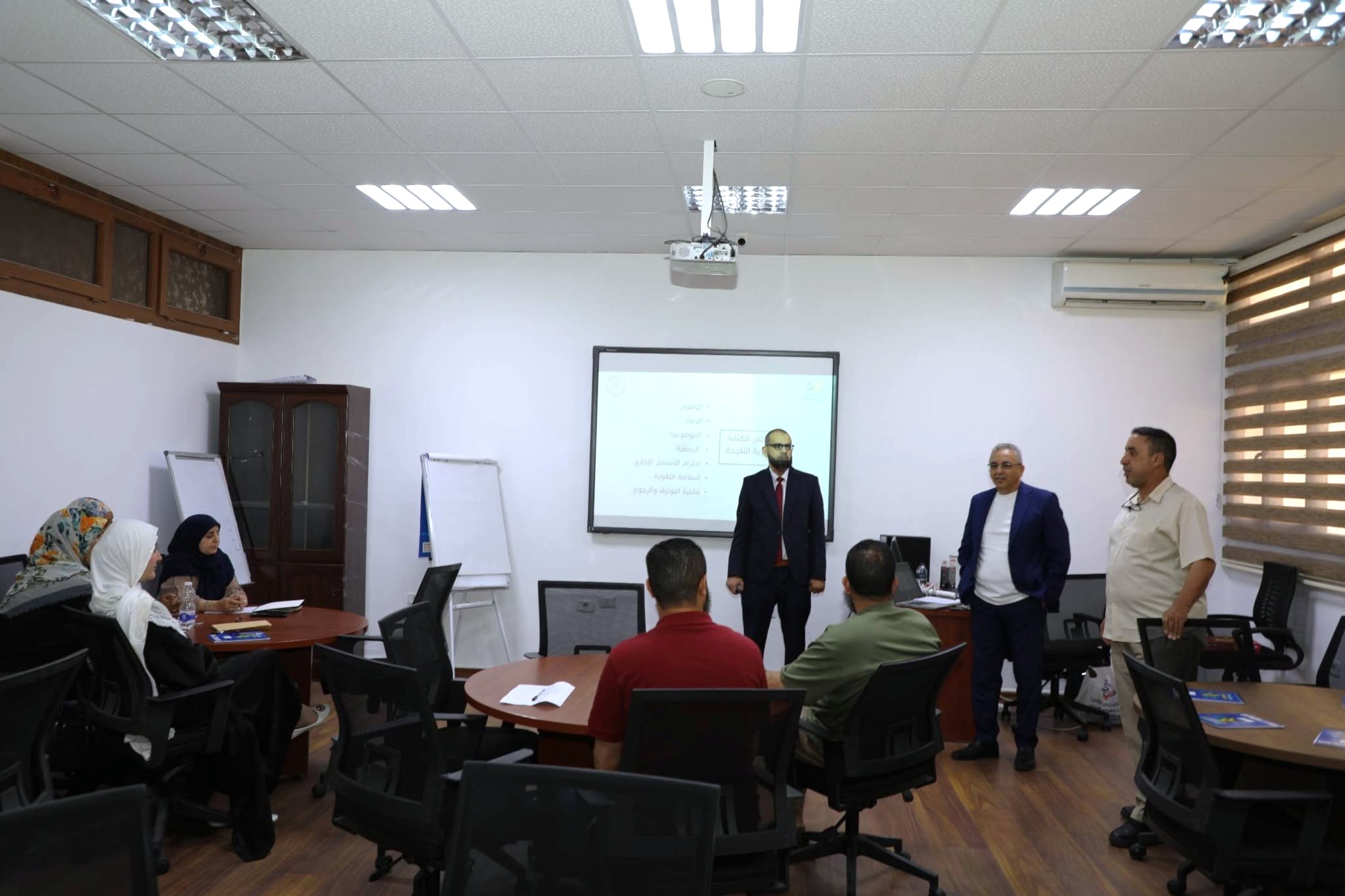انطلقت اليوم الدورة التدريبية الموجهة لموظفي وزارة التخطيط – قسم الإحصاء والتعداد، والتي تهدف إلى تنمية مهارات إعداد التقارير والمراسلات، وتعزيز استخدام برنامج Excel في إعداد الجداول.