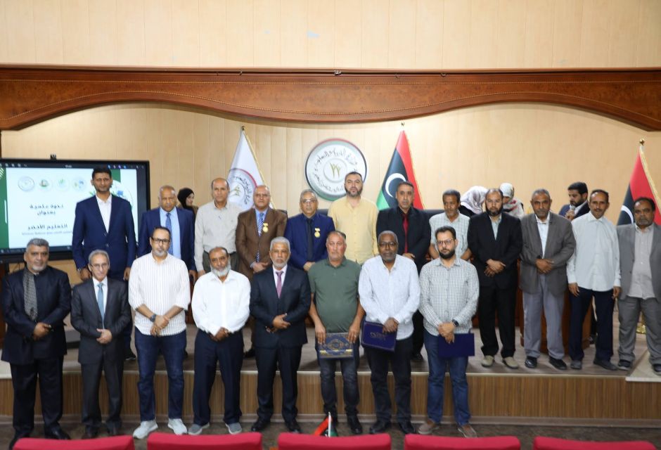 واختتمت الندوة بقراءة التوصيات الختامية الصادرة عن المشاركين والخبراء والباحثين، والتي جاءت لتؤكد على أهمية تعزيز مسار التعليم الأخضر في ليبيا باعتباره ركيزة أساسية لتحقيق أهداف التنمية المستدامة، وترسيخ مفاهيم الاستدامة البيئية في المنظومة التعليمية والبحثية، ودعم الابتكار والشراكات العلمية بما يسهم في بناء مستقبل أكثر استدامة للأجيال القادمة. 2 293 834cae68