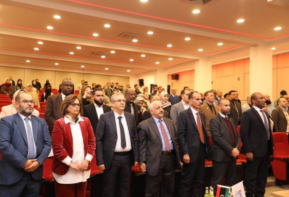 شارك مدير عام المركز العام للتدريب وتطوير التعليم، الدكتور محمد إبراهيم غومة، في فعاليات الاحتفالية التي أُقيمت بمناسبة اليوم الدولي للتعليم، تحت شعار "لتعليم أساس بناء الإنسان وصناعة المستقبل " . 2 7 b0c26138
